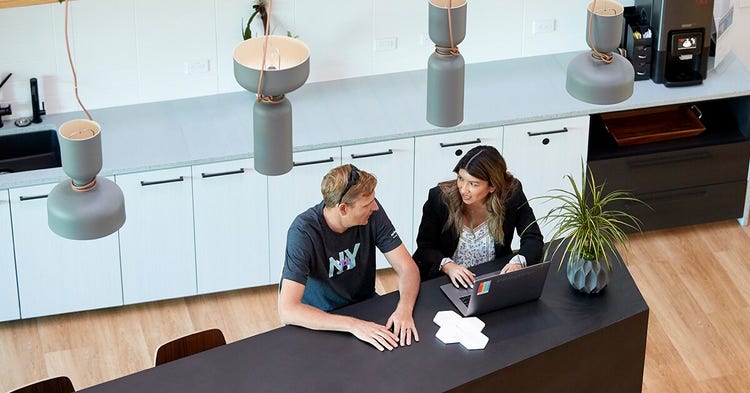 it-tech-team-helping-employees