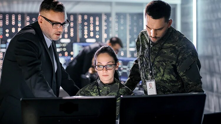 Army people discussing computer