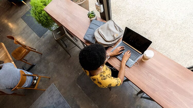 IT learning: A woman types on a laptop.