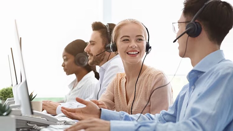 4 customer service agents at work