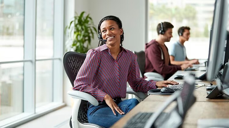 A smiling female IT agent with a headset