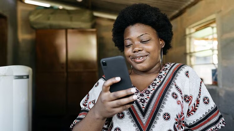 Digitizing customer experience: woman looking at a smartphone