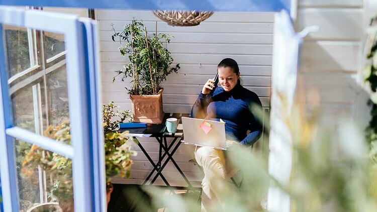 Customer service: woman outdoors with phone to her ear