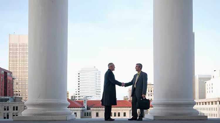 Federal government: 2 businessmen shaking hands