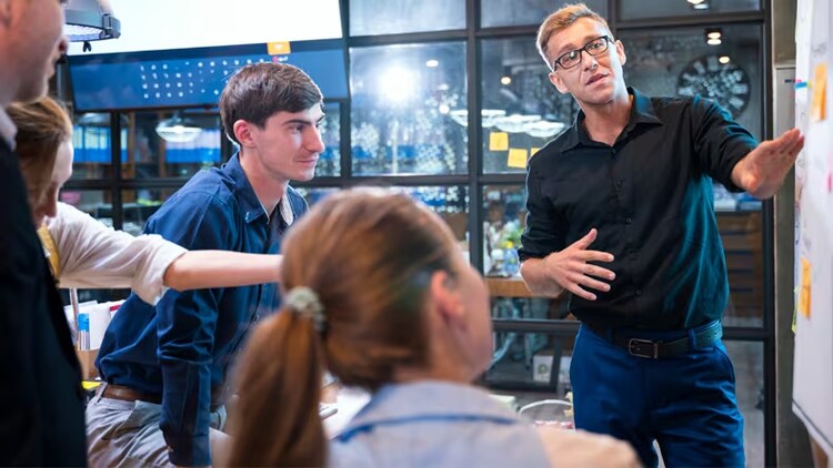 Optimize cloud operations: group of workers collaborating