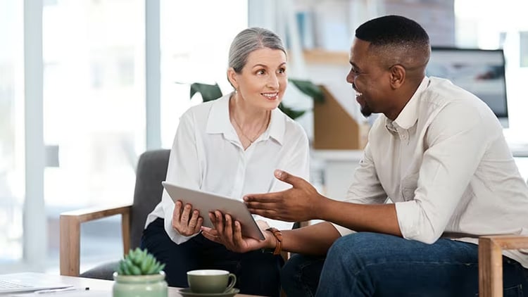 Intelligent digital platform: 2 workers in conversation over what appears on a tablet