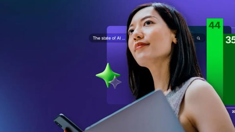 Una donna sta fissando in lontananza tenendo il telefono e il computer portatile