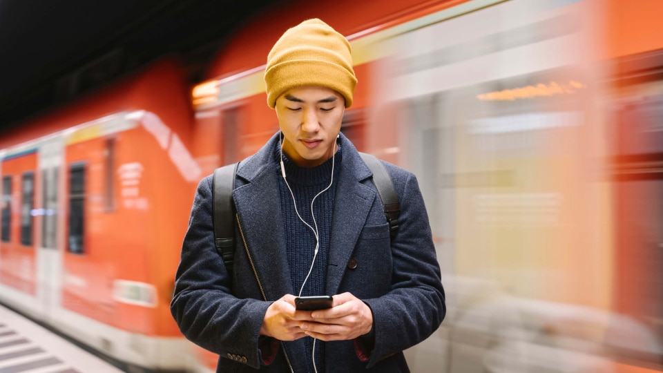 Un giovane sta guardando il cellulare