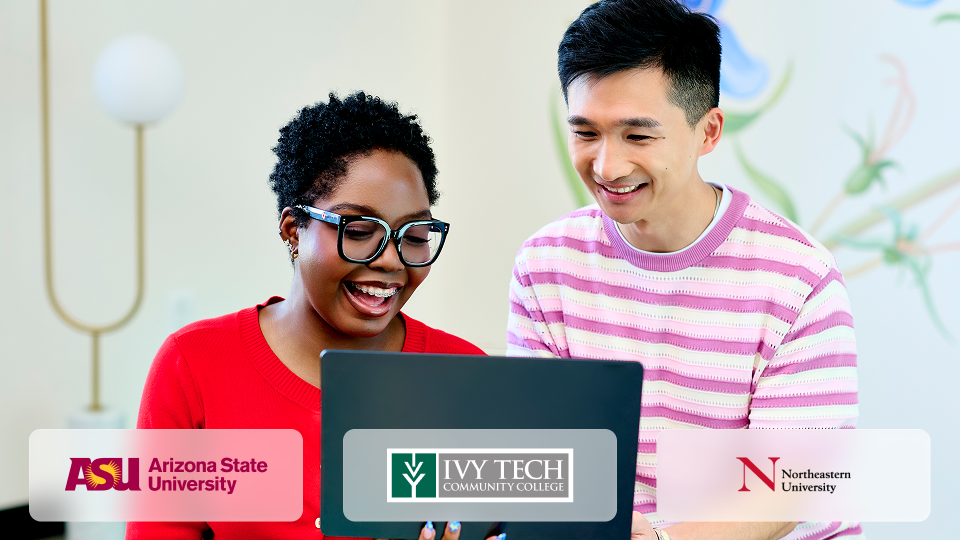 Due partecipanti collaborano mentre lavorano con un laptop, a rappresentare talenti pronti per il futuro sviluppati grazie alle Collaborazioni accademiche di ServiceNow.