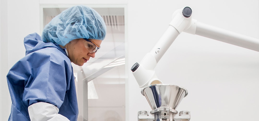 Uno scienziato fissa le apparecchiature necessarie per il lavoro