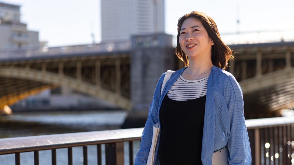 Regardez l’histoire d’Aya Tanaka qui a su se forger une carrière dans le secteur des technologies et développer ses compétences tout en élevant ses enfants.