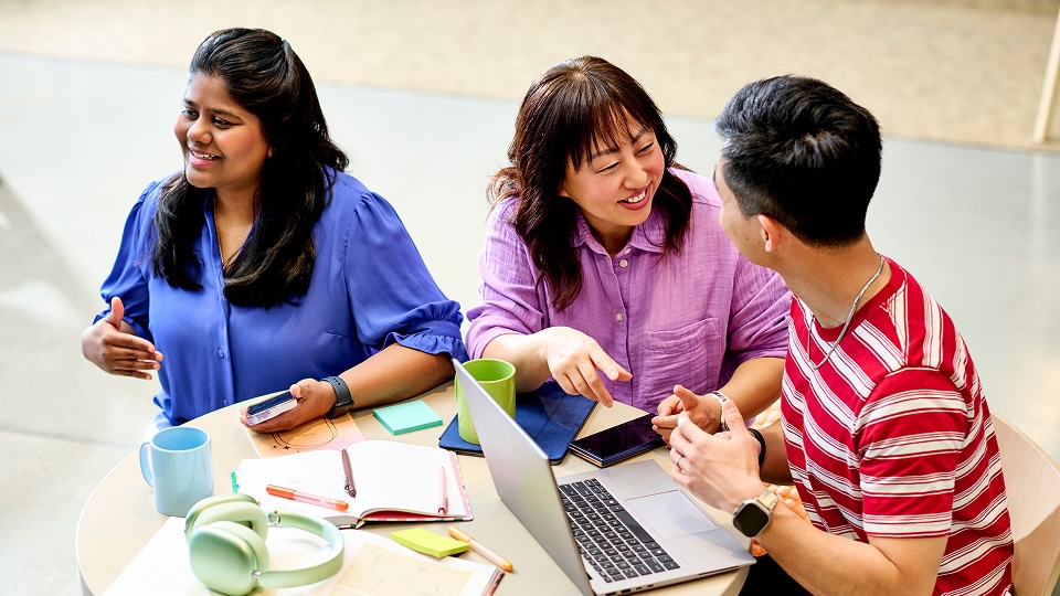 Un groupe de professionnels de ServiceNow collabore en personne, en se connectant via la communauté ServiceNow.