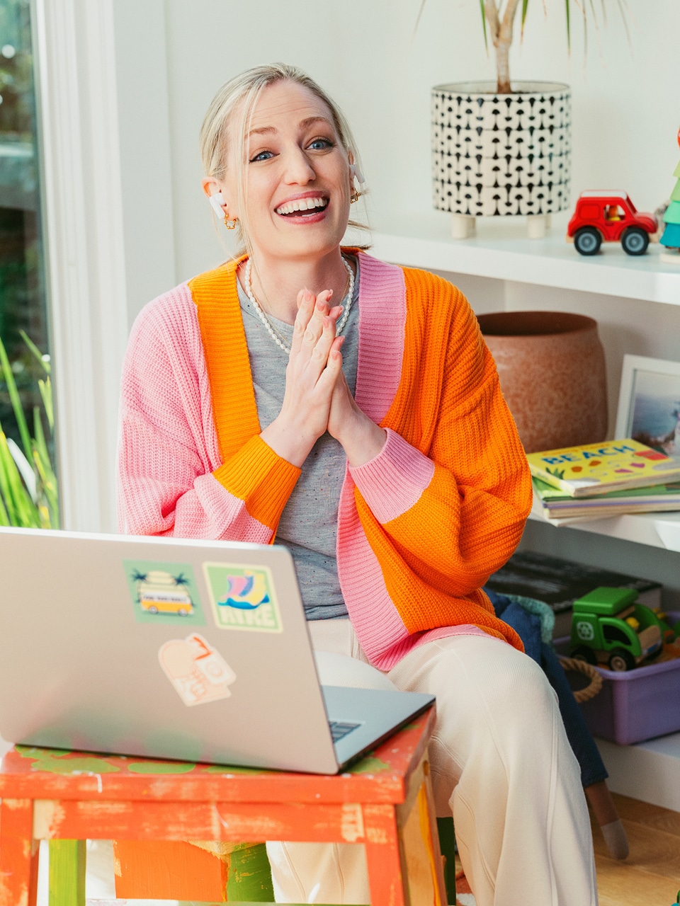 Une apprenante rit alors qu’elle suit depuis chez elle, sur son ordinateur portable, une séance virtuelle en direct des journées d’apprentissage IA ServiceNow.
