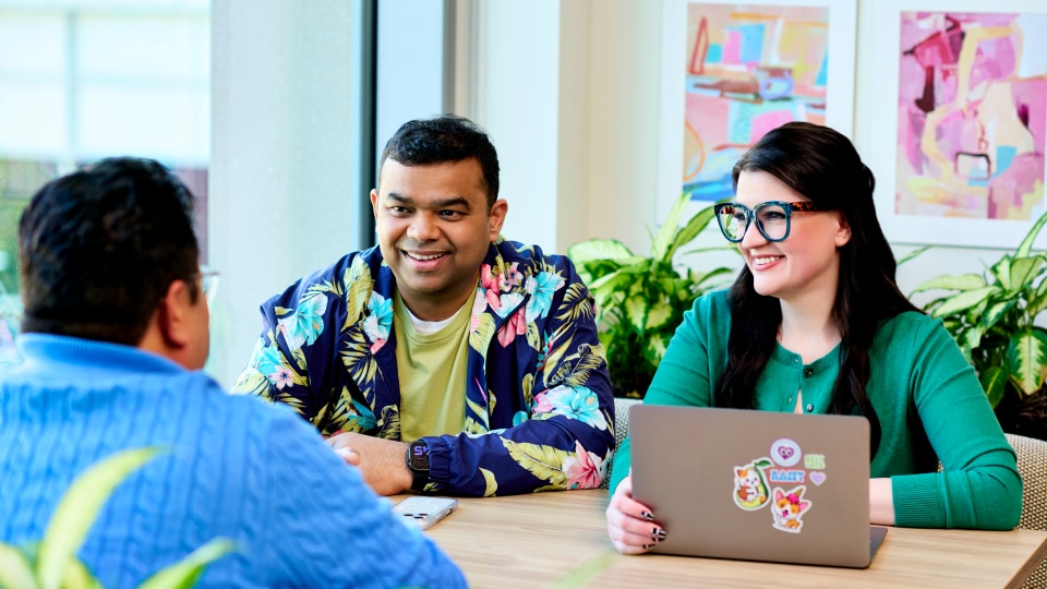 Un apprenant travaille sur un ordinateur portable dans un environnement détendu, illustrant ainsi le développement ciblé de compétences grâce aux microcertifications ServiceNow.