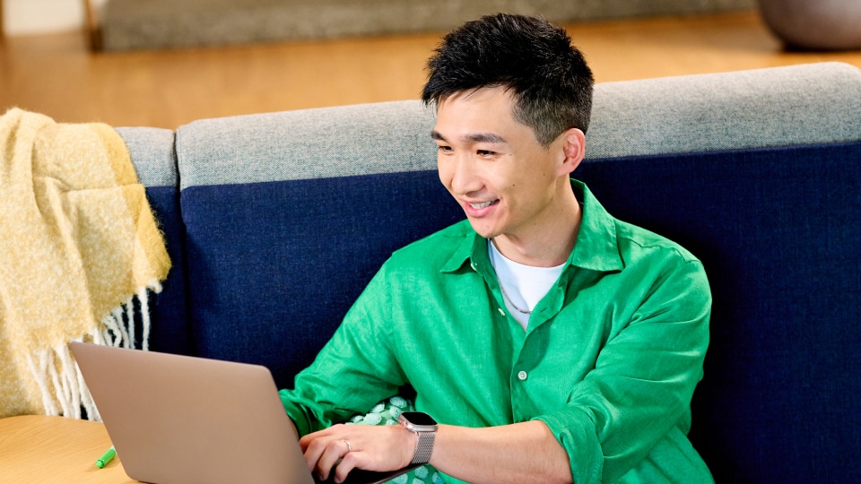Un apprenant travaille sur un ordinateur portable dans un environnement détendu, illustrant ainsi le développement ciblé de compétences grâce aux microcertifications ServiceNow.