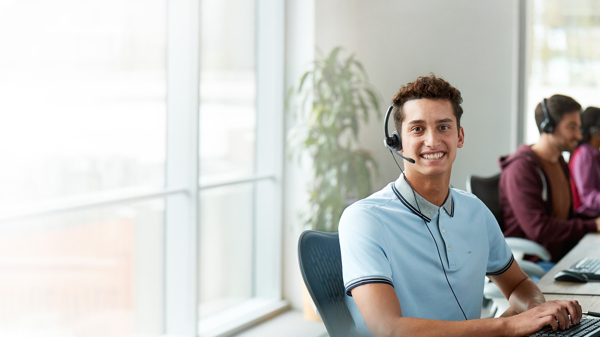 Customer service hotel. бизнес strong. Late customer. Customer support портрет. человек покупает кофе.