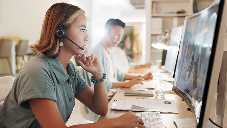 Anwendungsfälle für generative KI: Kundenservice-Mitarbeiter arbeiten in einem Büro