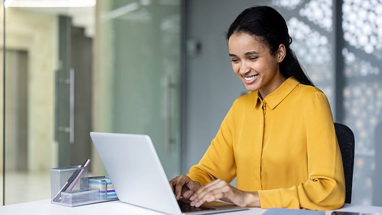Lächelnde Geschäftsfrau mit einem Laptop
