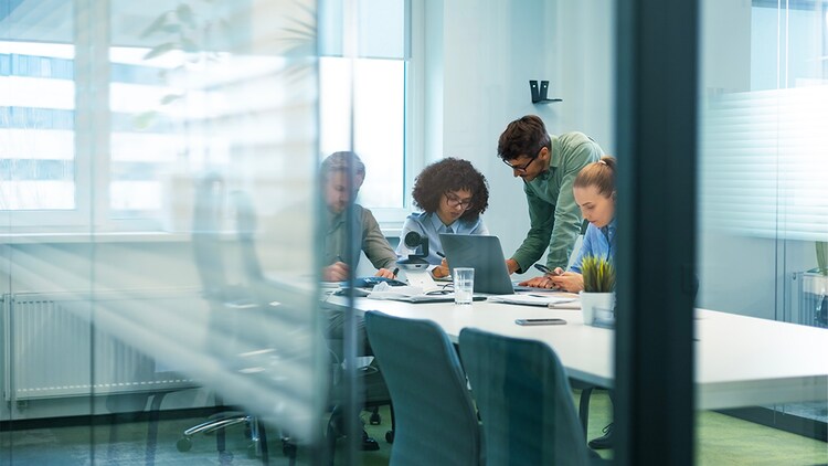 Aufnahme von Personen in einem Konferenzraum eines Firmenbüros