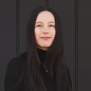 Natalli Amato ist Dichterin, Schriftstellerin und Journalistin aus Saratoga Springs, New York.