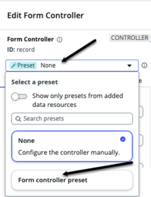 Fenêtre contextuelle Modifier le contrôleur de formulaire avec une flèche noire pointant vers un champ prédéfini et une deuxième flèche noire pointant vers l’option prédéfinie de contrôleur de formulaire.