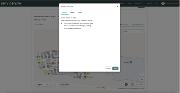 [スペースを予約した人の名前を表示 (Show name of the person who booked the space)] オプションが表示された [表示オプション] 設定。