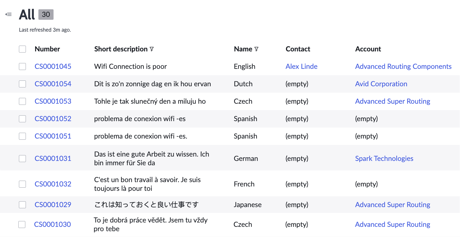 Vue de la liste des tickets avec le texte d’un champ de description brève dans différentes langues et la langue détectée répertoriée dans la colonne Nom.