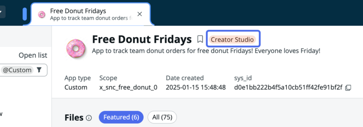Auf der Seite „App-Details“ werden Abzeichen für KI, Creator Studio und Fluent angezeigt, um Sie darüber zu informieren, wo die App erstellt wurde und möglicherweise bereitgestellt werden muss.