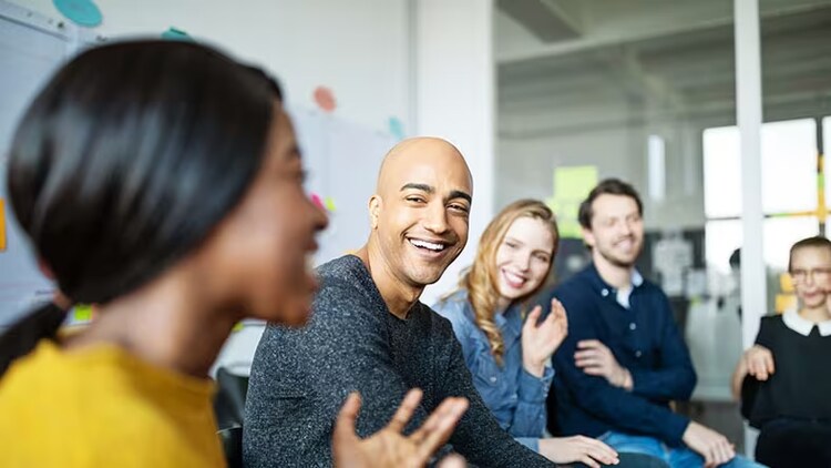 Exploiter le potentiel de l’ensemble de l’entreprise pour améliorer l’expérience client : groupe de collaborateurs