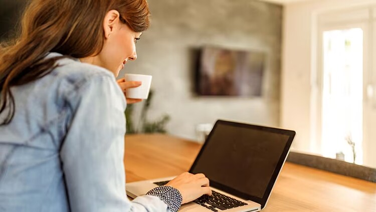 Unifier les Escalades Bancaires: Femmes travaillant sur un ordinateur portable