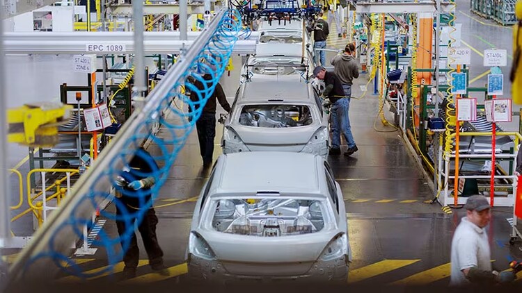 Renforcer l’OT : constructeurs automobiles travaillant sur une chaîne de montage