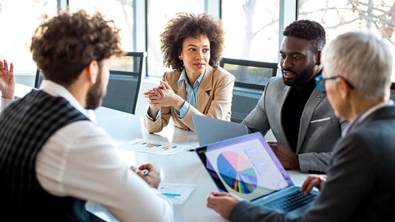 Réunion d’entreprise dans une salle de conférence