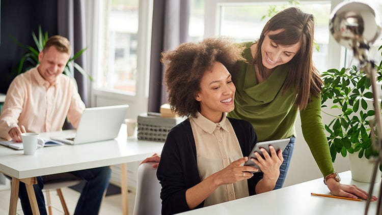 Jeunes employés heureux dans un bureau moderne