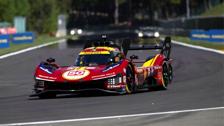 Une Ferrari rouge sur la piste