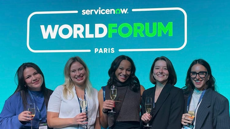 Une photo de cinq femmes au ServiceNow World Forum Paris