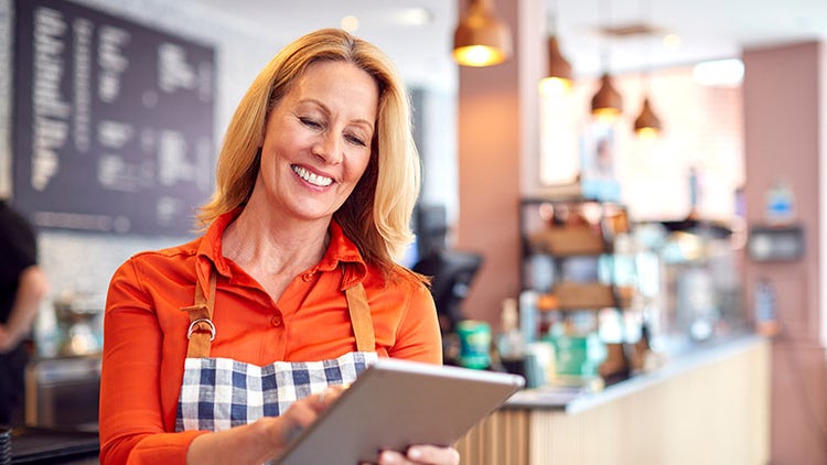 Responsable de magasin souriant avec une tablette