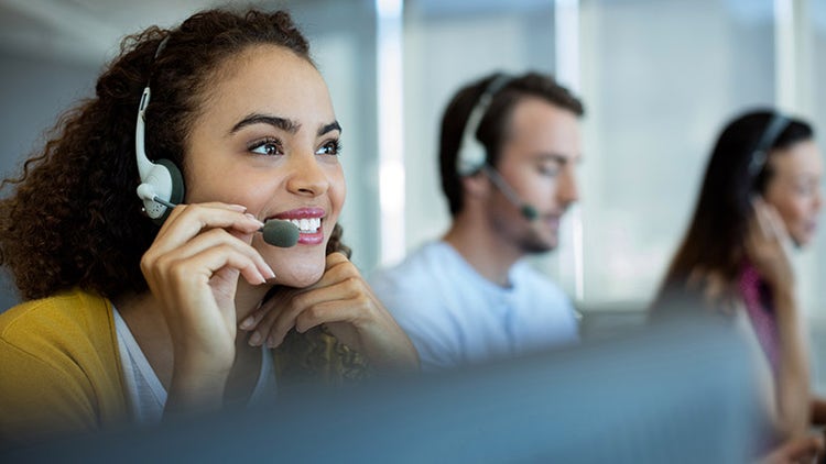 Responsable du service client souriant lors d’un appel avec un client.