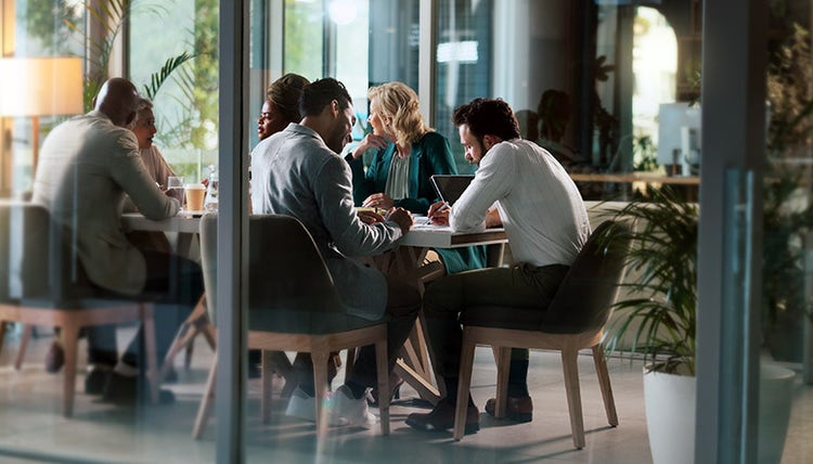 Équipe professionnelle collaborant dans un bureau moderne