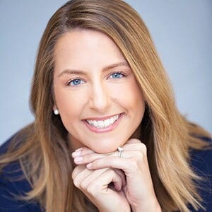 Joanna Furlong est autrice, experte en stratégies de communication de haut niveau et coach en leadership éclairé.