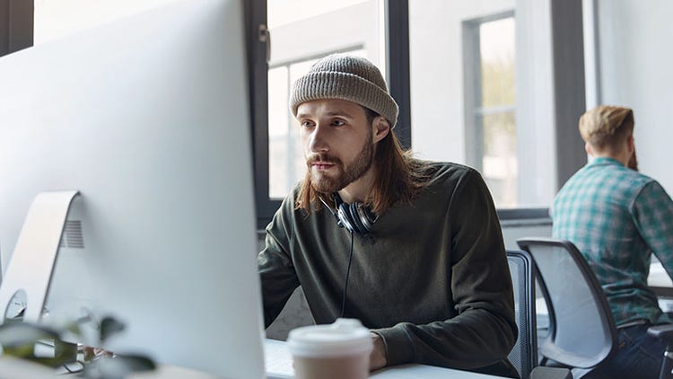 Man werkt achter een computer