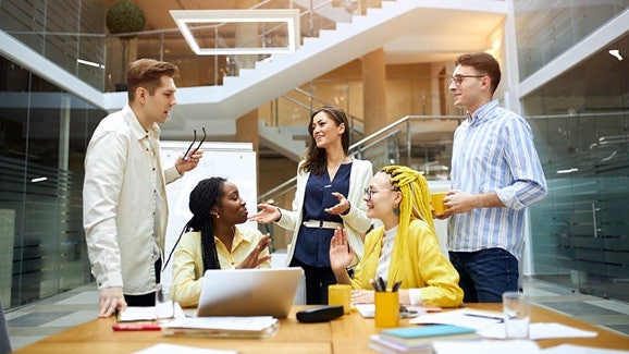 Team in een levendige discussie in een modern kantoor.