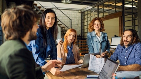 Jonge professionals werken samen in een modern kantoor