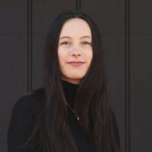 Natalli Amato is een dichter, schrijver van fictie en journalist uit Saratoga Springs, New York.