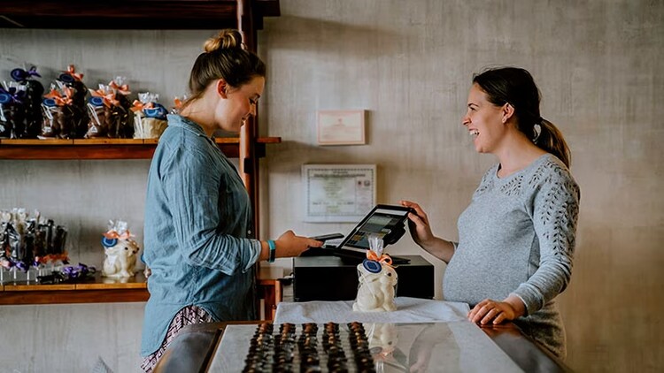 Outstanding customer experience: Lady serving a customer in a shop