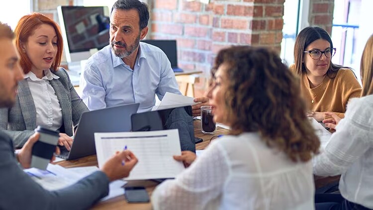Move to SAP S/4HANA: group of workers around a conference table